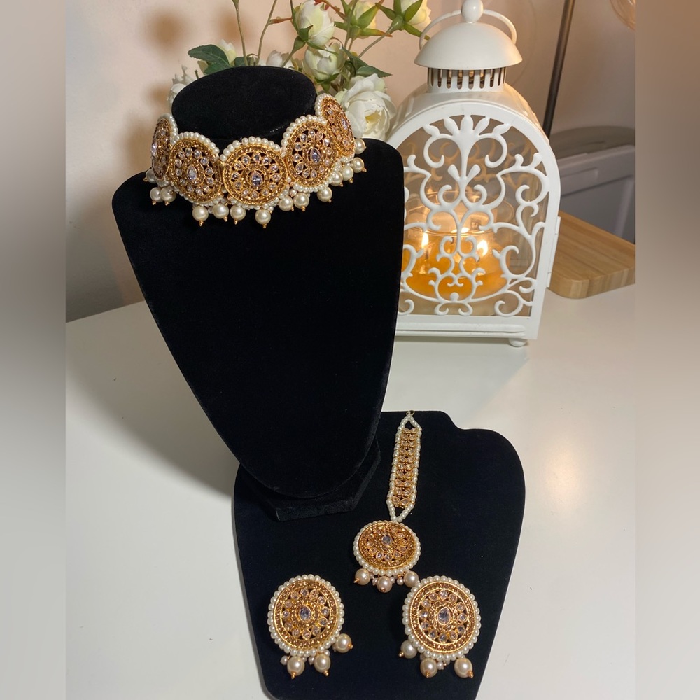 Kundan & Pearl Choker, Earrings and Maang Tikka Set - Gold & white